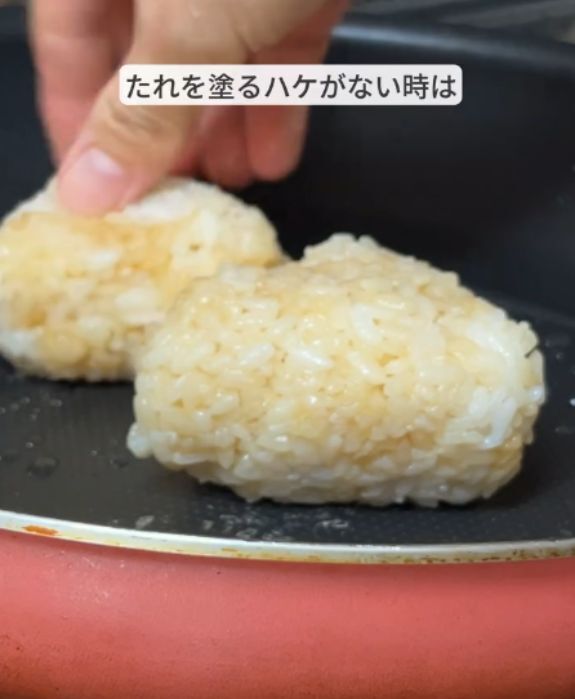 『焼きおにぎり』が崩れなくなる！　簡単に作れる裏技に「知らなかった」