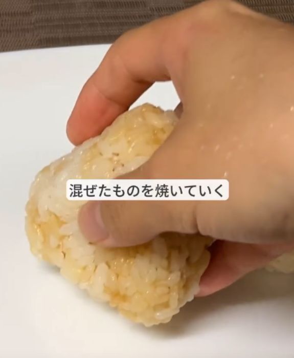 『焼きおにぎり』が崩れなくなる！　簡単に作れる裏技に「知らなかった」
