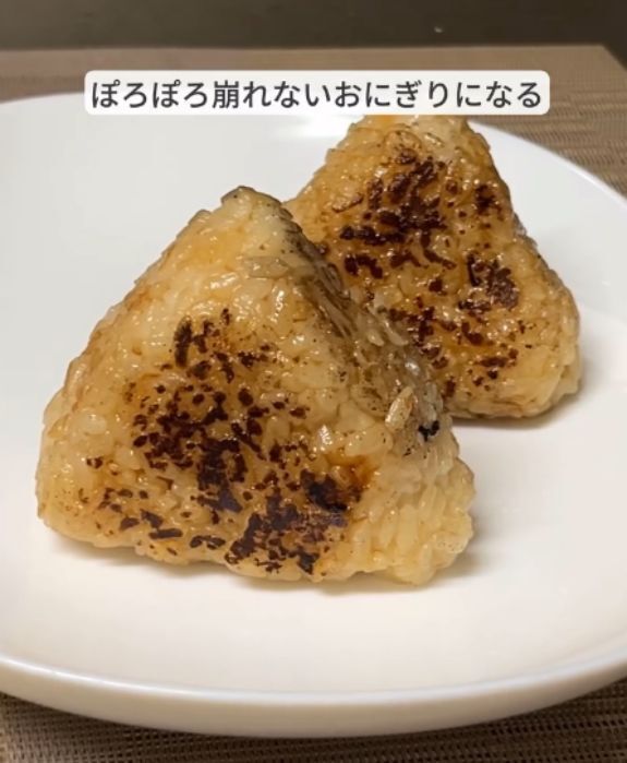 『焼きおにぎり』が崩れなくなる！　簡単に作れる裏技に「知らなかった」
