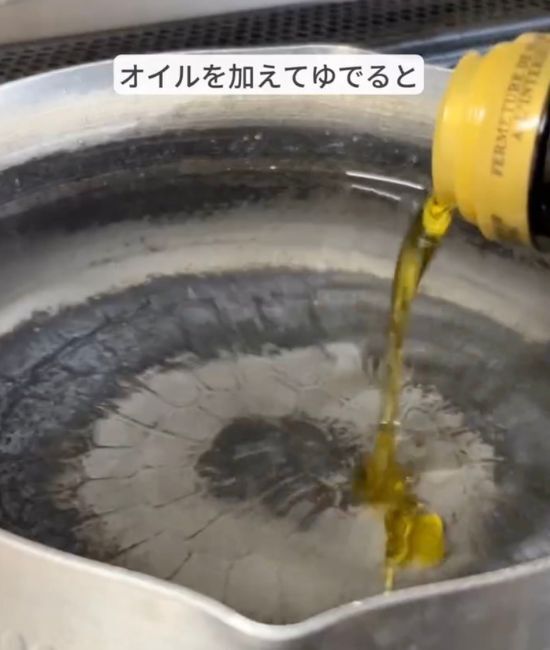 マカロニをゆでる時に『オリーブオイル』を加えると…？　食感の違いがすごい！