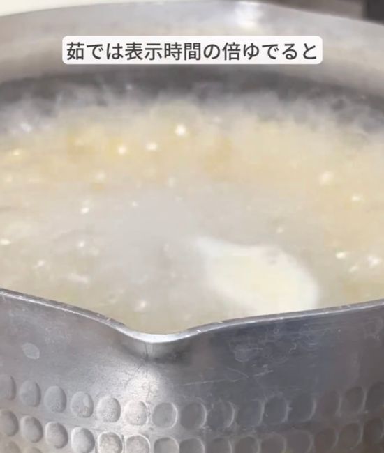 マカロニをゆでる時に『オリーブオイル』を加えると…？　食感の違いがすごい！