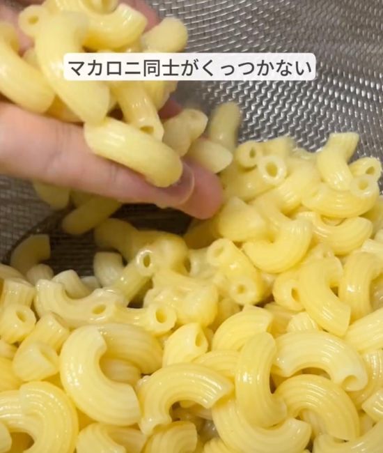 マカロニをゆでる時に『オリーブオイル』を加えると…？　食感の違いがすごい！