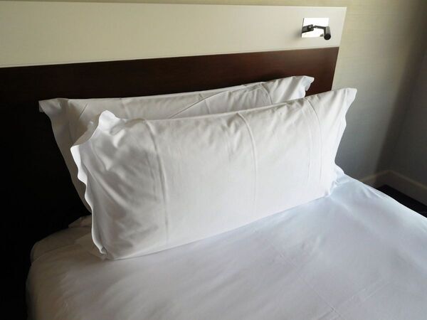 ブックエンドの意外な使い道　ベッド周りがすっきり片付く活用テクニック