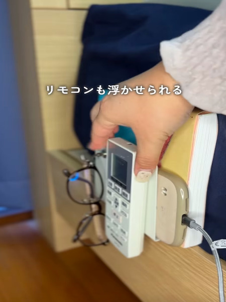 ブックエンドの意外な使い道　ベッド周りがすっきり片付く活用テクニック