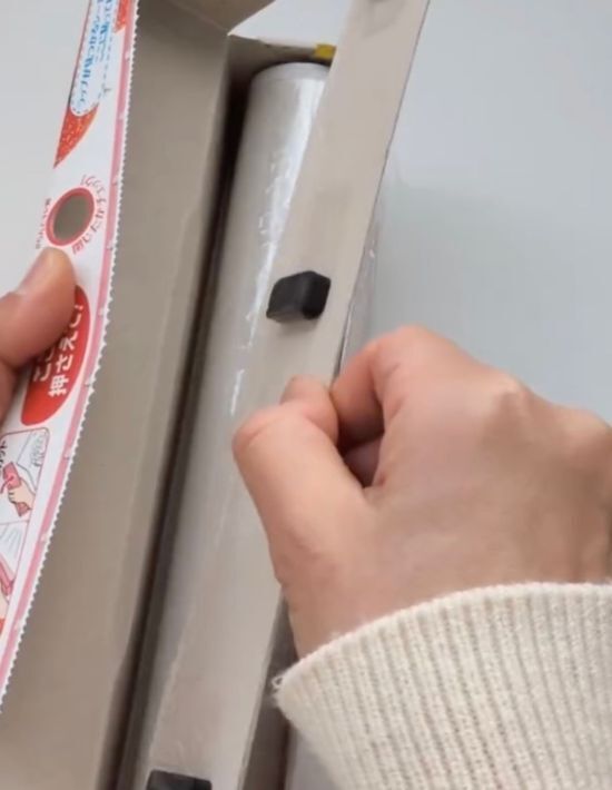 ラップの容器を活用して…？　浮かせる収納が作れるDIYが超便利！