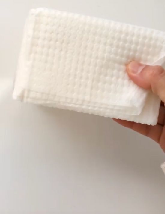 ラップの容器を活用して…？　浮かせる収納が作れるDIYが超便利！