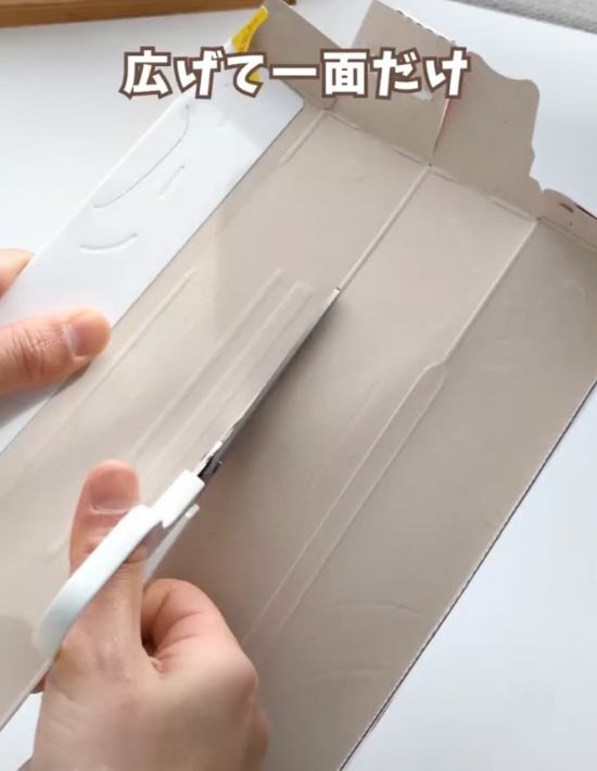 ラップの容器を活用して…？　浮かせる収納が作れるDIYが超便利！