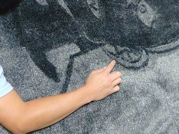 カーペットに残された絵が？　「誰が見ても犯人」「うますぎて笑った」