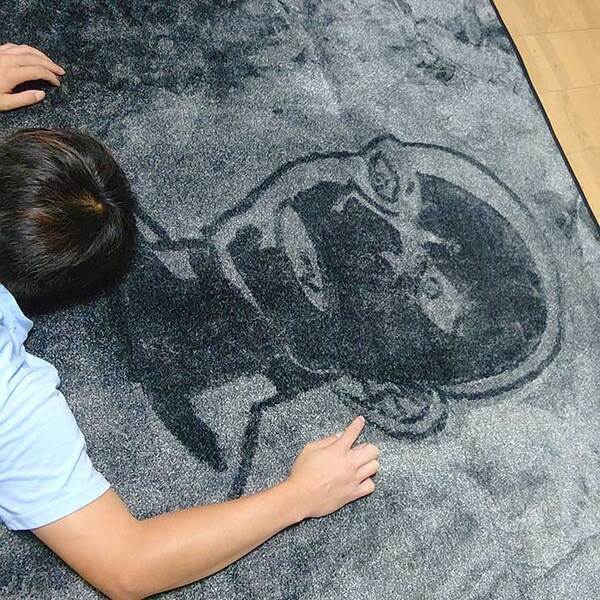 カーペットに残された絵が？　「誰が見ても犯人」「うますぎて笑った」