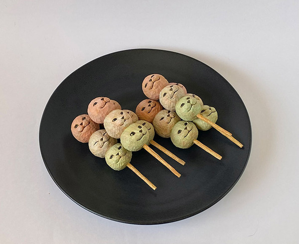 「何度見ても、ニヤけてしまうよ」　木彫りの『三色団子』をよく見ると？