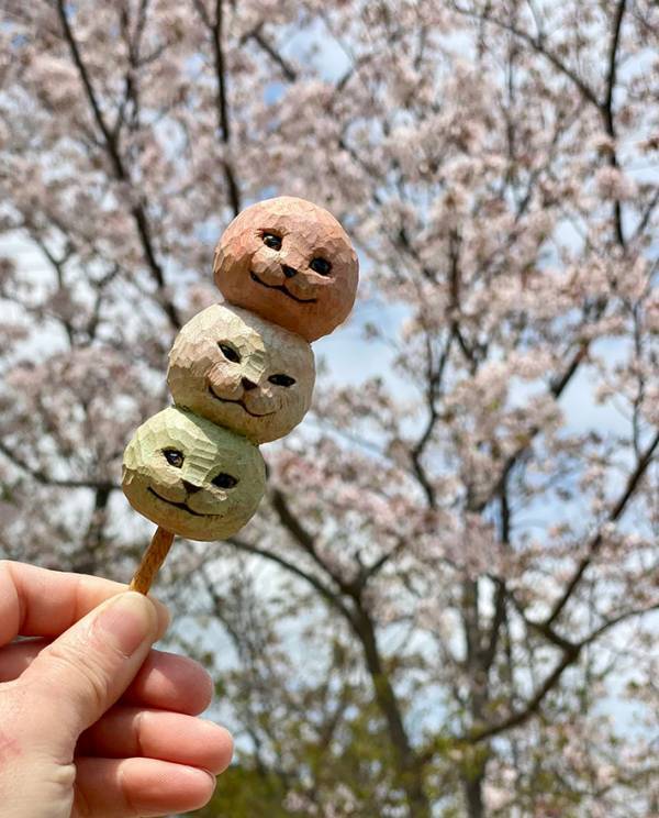 「何度見ても、ニヤけてしまうよ」　木彫りの『三色団子』をよく見ると？