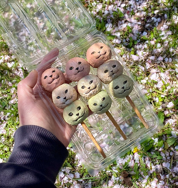 「何度見ても、ニヤけてしまうよ」　木彫りの『三色団子』をよく見ると？