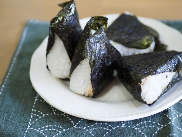 まるでコンビニのおにぎり！　海苔をパリッとさせる裏技に「お弁当に最適」