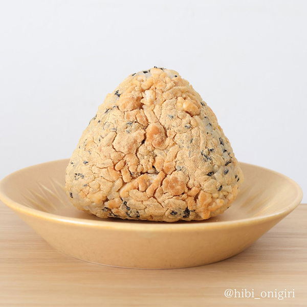 おにぎりにまぶすと…？　思わぬ組み合わせに「いいこと聞いた」「試してみる」