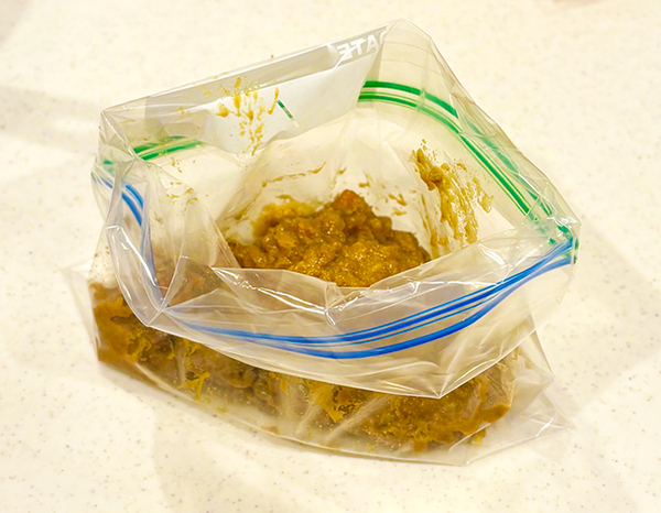 その発想はなかった！　汚さずに入れるコツに「気づかなかった」「有益すぎる」