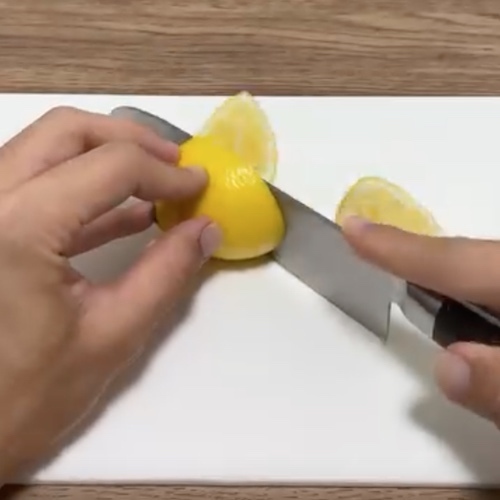 レモンは切らなくても絞れる！　驚きの裏技に「すごい」「やってみたい」