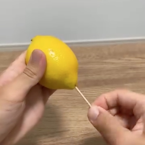 レモンは切らなくても絞れる！　驚きの裏技に「すごい」「やってみたい」