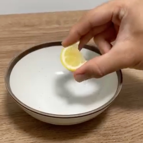 レモンは切らなくても絞れる！　驚きの裏技に「すごい」「やってみたい」