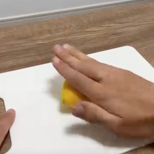 レモンは切らなくても絞れる！　驚きの裏技に「すごい」「やってみたい」