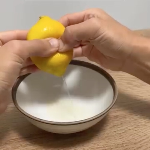 レモンは切らなくても絞れる！　驚きの裏技に「すごい」「やってみたい」