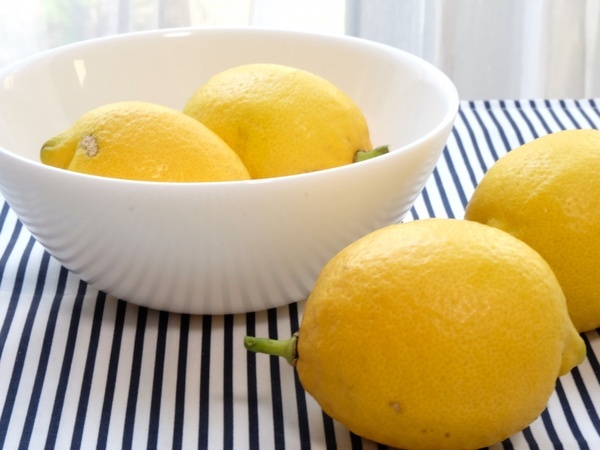 レモンは切らなくても絞れる！　驚きの裏技に「すごい」「やってみたい」