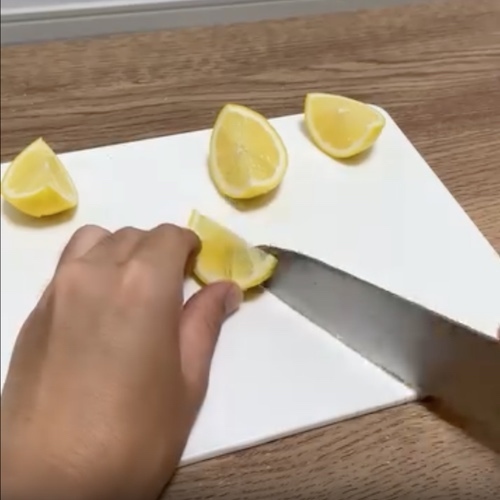 レモンは切らなくても絞れる！　驚きの裏技に「すごい」「やってみたい」