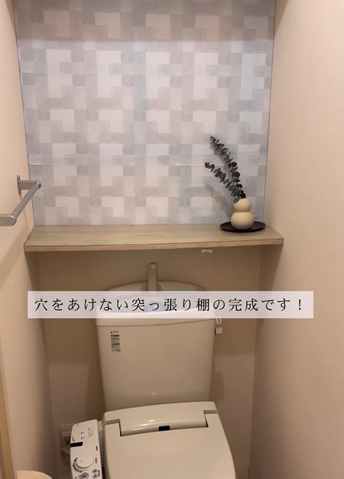 １００均でOK！　壁に穴を空けずにトイレの棚を作る方法に「天才！」「安くていい」