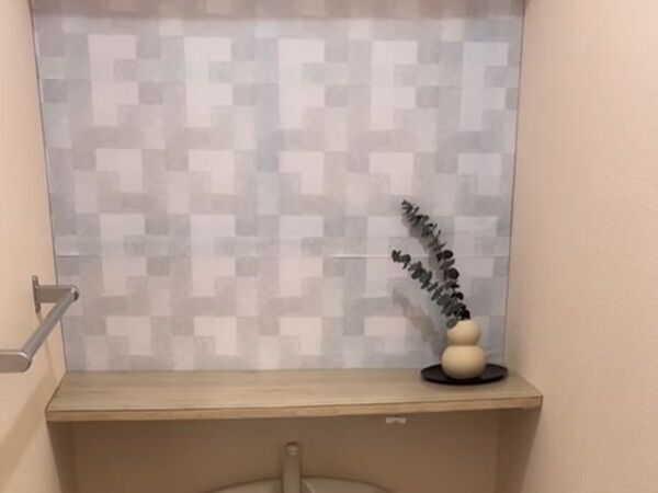 １００均でOK！　壁に穴を空けずにトイレの棚を作る方法に「天才！」「安くていい」