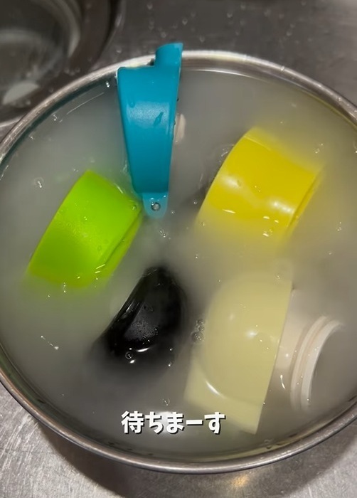 見た目はきれいでも油断禁物！　水筒の汚れを簡単に落とす方法に「すごい！」「やってみます」