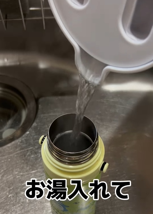 見た目はきれいでも油断禁物！　水筒の汚れを簡単に落とす方法に「すごい！」「やってみます」