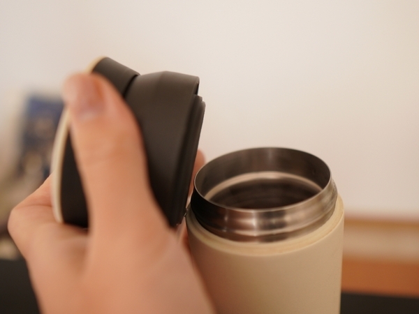 見た目はきれいでも油断禁物！　水筒の汚れを簡単に落とす方法に「すごい！」「やってみます」