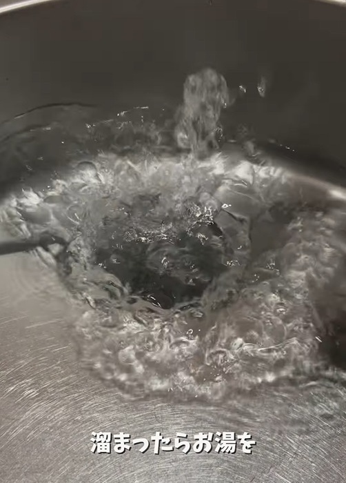 キッチンの排水口が臭うなら？　簡単にできる掃除テクに「すぐやります」