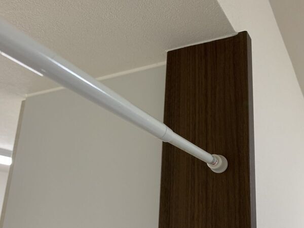 突っ張り棒が落下するなら…　意外と知らない正しい取り付け方