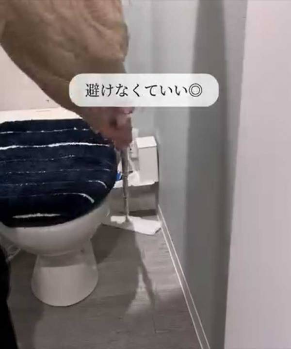 １００均の『つっぱり棒』を使うと？　トイレの床掃除がラクになる裏ワザに感動