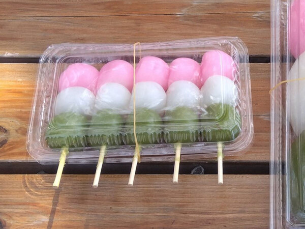 「三度見した」「これはバグってる」　花見のために買った『三色団子』に、２０万人が驚愕