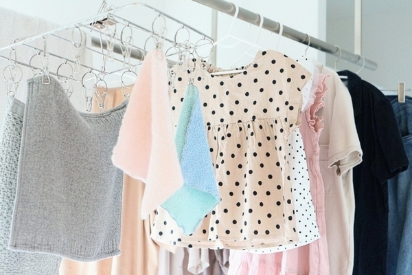 雨に濡れた洗濯物は部屋干しOK？ダメ？　正解に「なるほど」「やっぱりか」