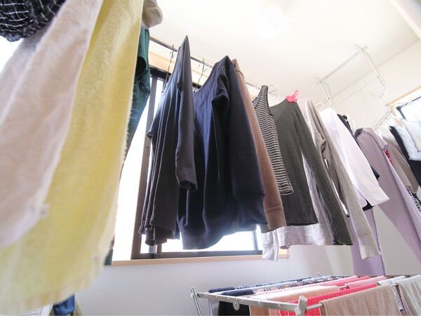 雨に濡れた洗濯物は部屋干しOK？ダメ？　正解に「なるほど」「やっぱりか」