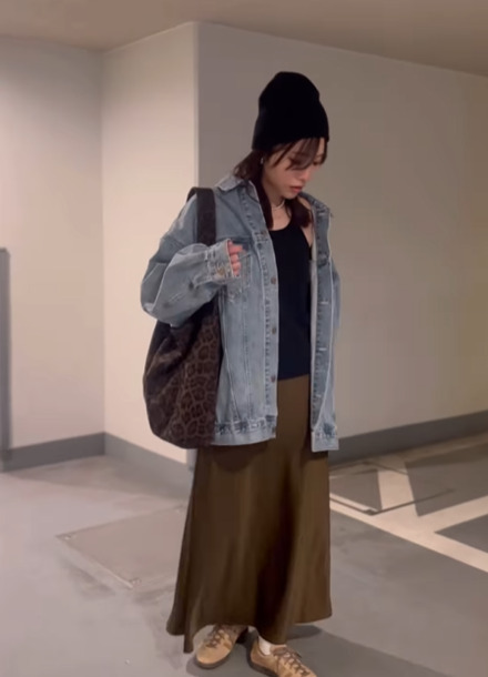 １枚あれば着回せる！　UNIQLOのサテンスカートに「３色全部欲しい」