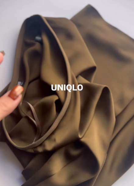 １枚あれば着回せる！　UNIQLOのサテンスカートに「３色全部欲しい」