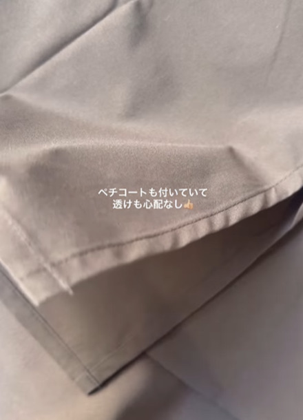 １枚あれば着回せる！　UNIQLOのサテンスカートに「３色全部欲しい」