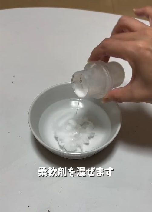 ホコリが溜まりやすい場所にやってみて！　掃除方法が「ナイスアイディア」