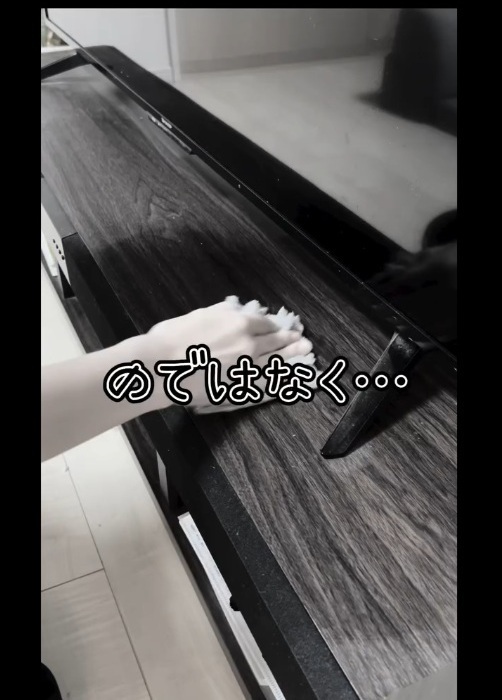 ホコリが溜まりやすい場所にやってみて！　掃除方法が「ナイスアイディア」
