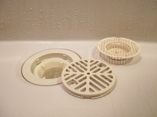 浴室の排水口が詰まったら「やってみて」　いざという時慌てない解決策とは