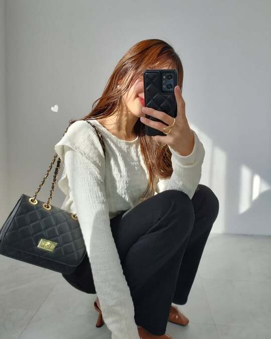 GU新作『スリムフレアジーンズ』が話題！　細身のシルエットに「全色欲しい」