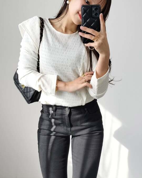 GU新作『スリムフレアジーンズ』が話題！　細身のシルエットに「全色欲しい」