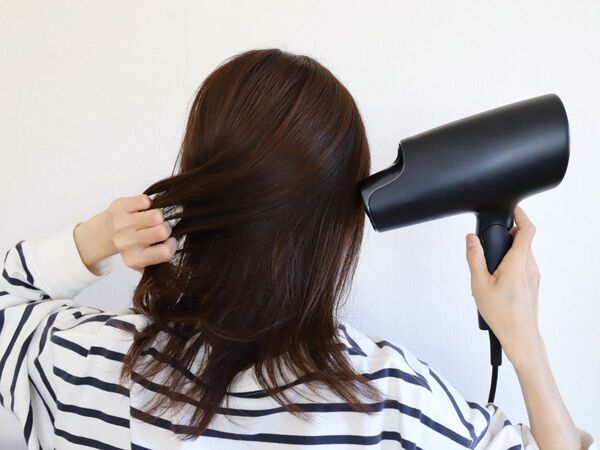 ドライヤーには『正しい使い方』がある！　企業が教えるサラツヤ髪にする乾かし方とは