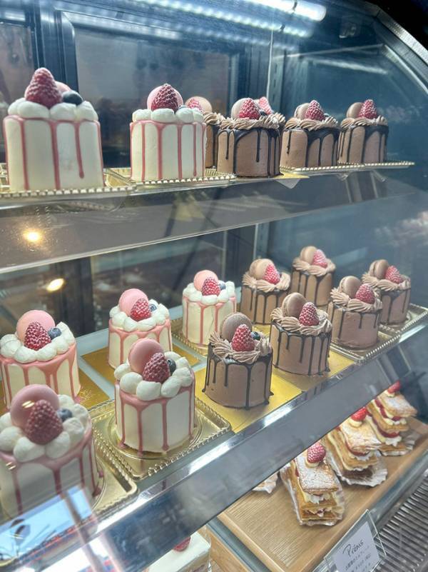 ショートケーキの下を見ると？　「やばい、なにこれ！？」「絶対食べたい」