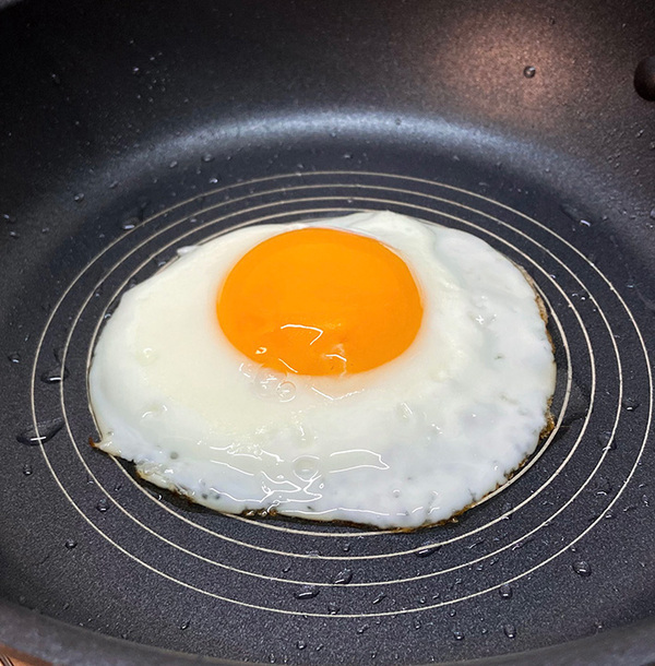 『目玉焼き失敗しがち勢』に、現役シェフがコツを伝授　「冷たいフライパンに…」
