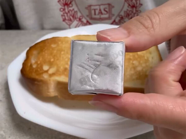 フォークを上から刺すだけで…　バターの意外な『裏技』に「この発想はなかった」「すごい」