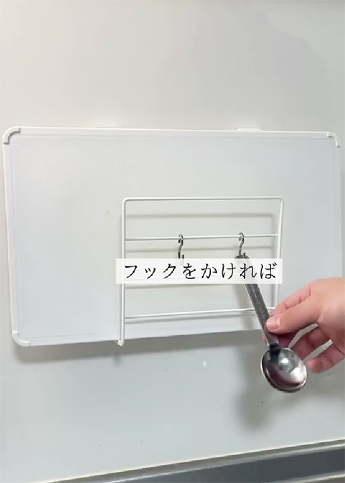 １００均の『ディッシュラック』を浮かせて？　まさかの収納術に「目からウロコ」